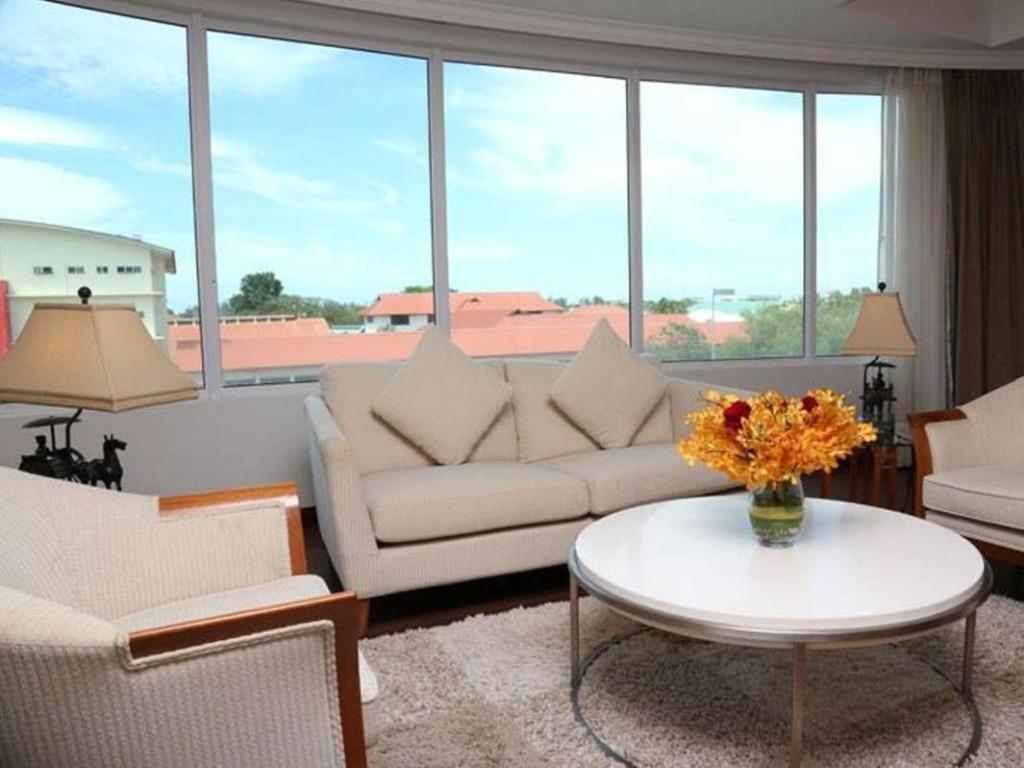 Plaza Sutera Biru Hotel Kuala Belait Exterior photo